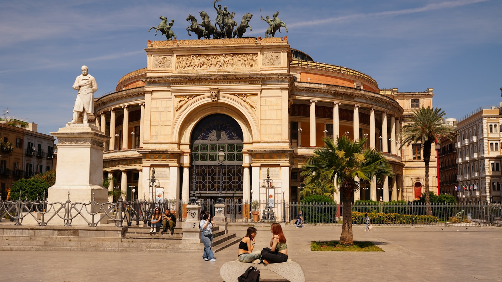 Antigone — accès camion déménagement, façades typiques, parking